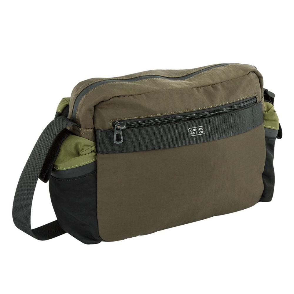 Τσάντα ώμου με αποσπώμενη μπροστινή τσέπη Madison χακί χρώμα Camel Active CA 331-601-35