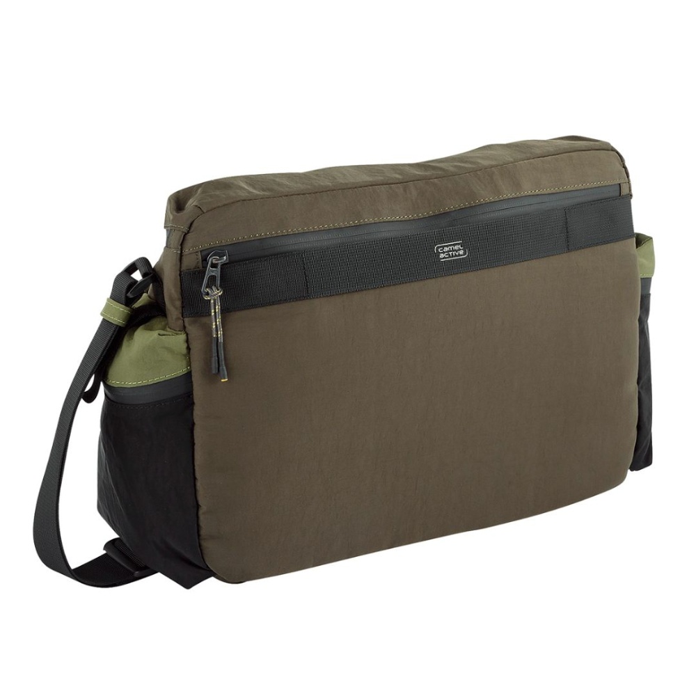 Τσάντα ώμου με αποσπώμενη μπροστινή τσέπη Madison χακί χρώμα Camel Active CA 331-602-35